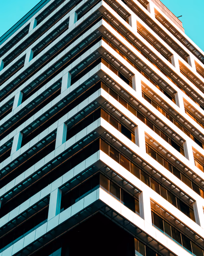 Esquina de un edificio de departamentos vista desde abajo