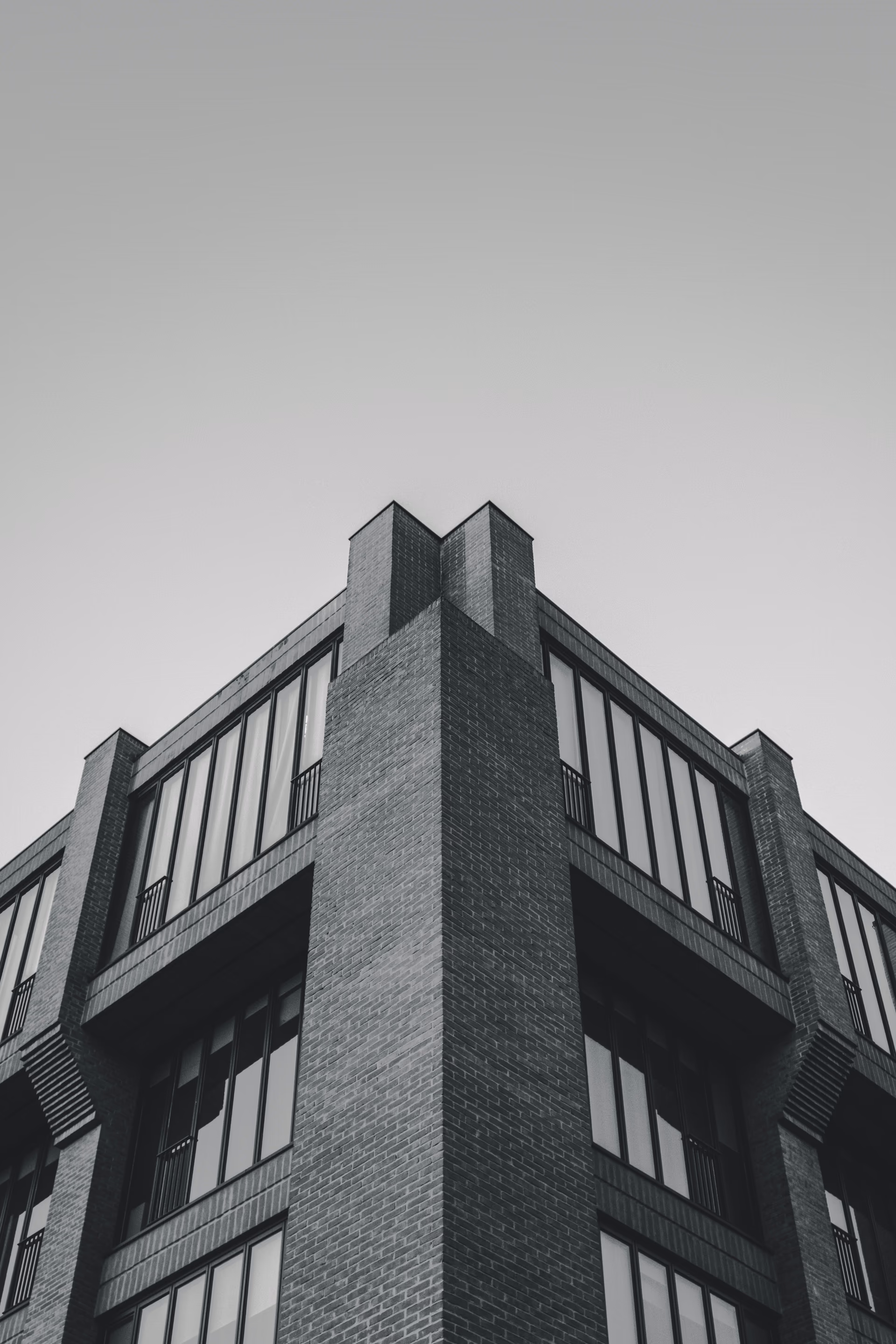 Fachada de un edificio de departamentos vista desde la calle