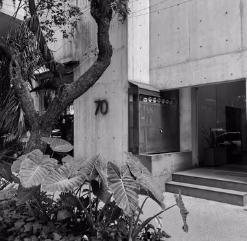 Acceso de un edificio marcado con el número 70