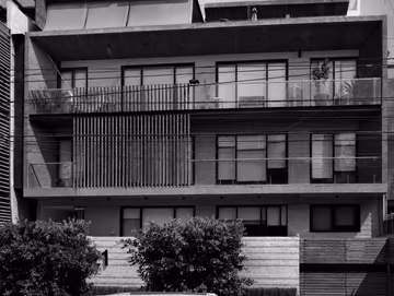 Fachada de un edificio residencial de varios niveles