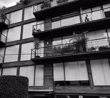 Fachada con balcones de un edificio residencial