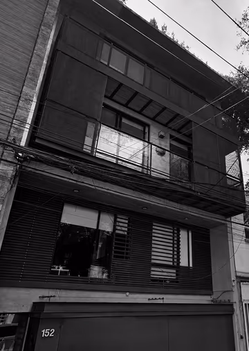 Fachada vertical de un edificio marcada con el número 152